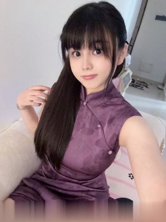 大胸气质美女
