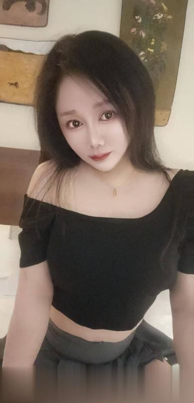 白皙胸大的小姐姐