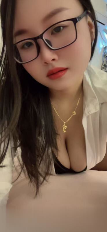 黑丝眼镜少妇双飞