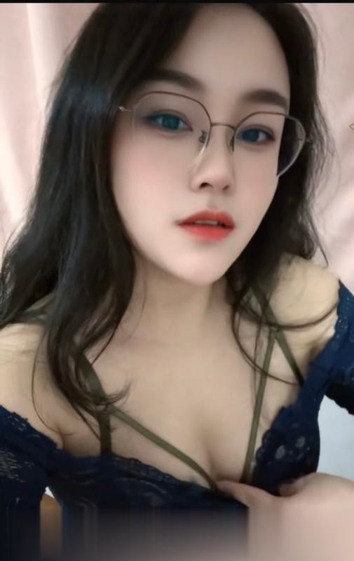 浦东吊钟乳眼镜妹