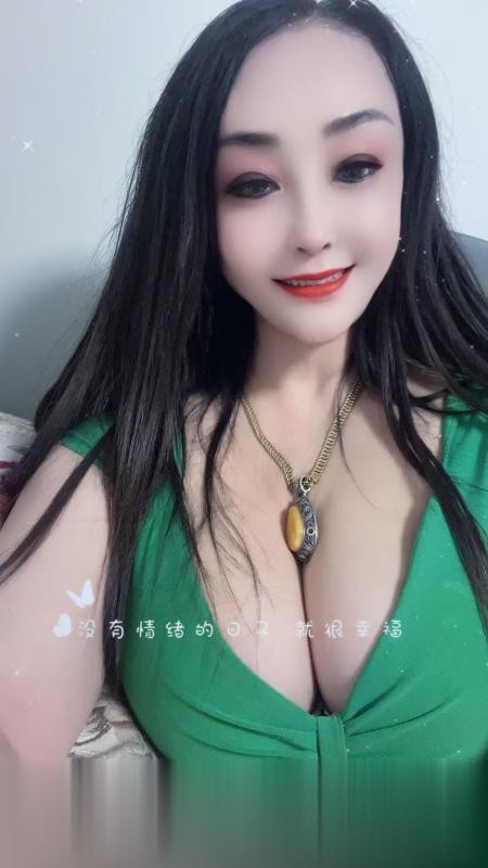 享受巨乳服务系美女