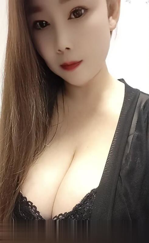 大胸服务型少妇