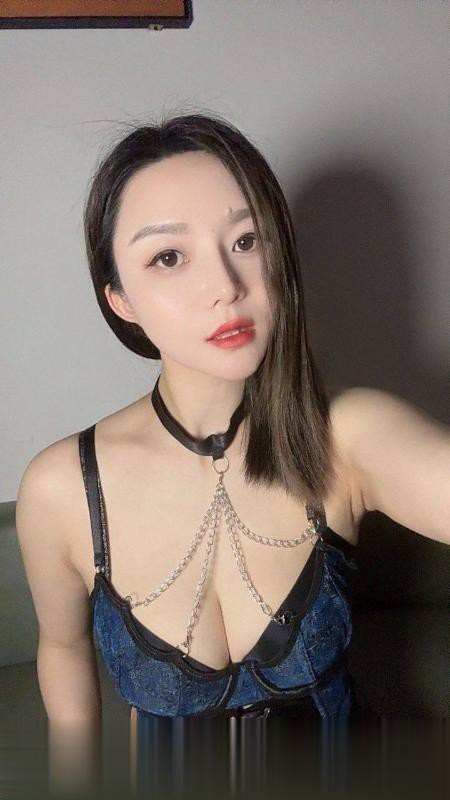 大胸舌吻妹可拍小视频