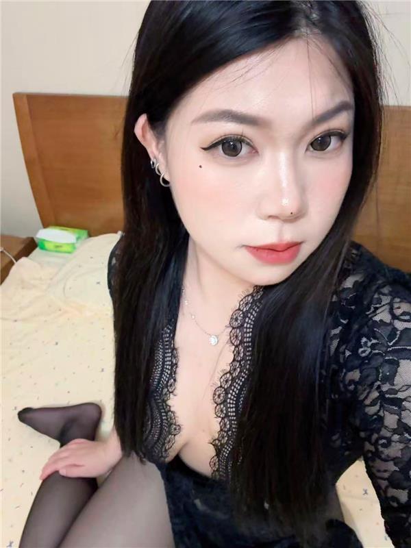 新人嫩妹月出