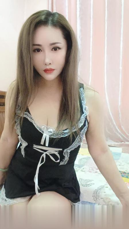 出击狂热舌吻熟女