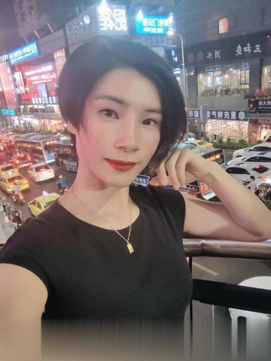 短发娜娜..