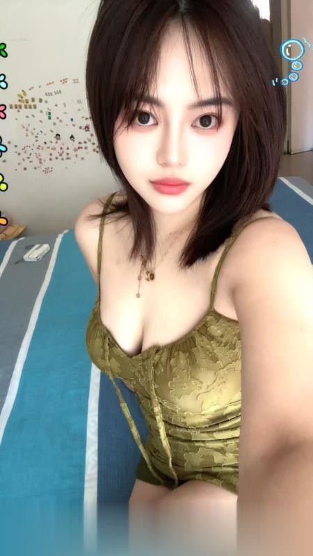 河西两骚妇双飞可舌吻