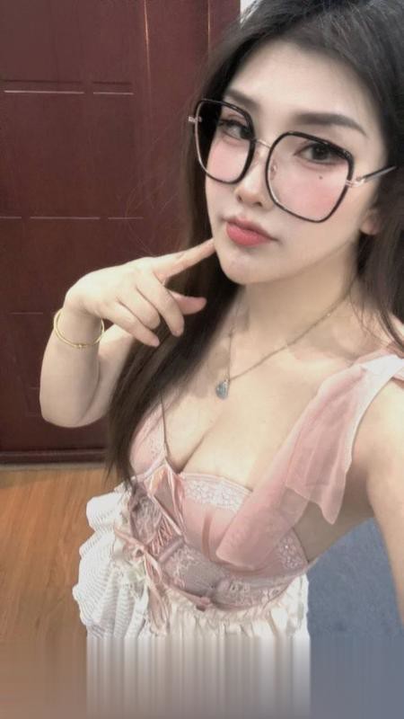 大胸风骚眼镜御姐