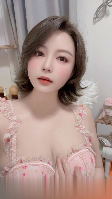 丰满大胸短发妹子