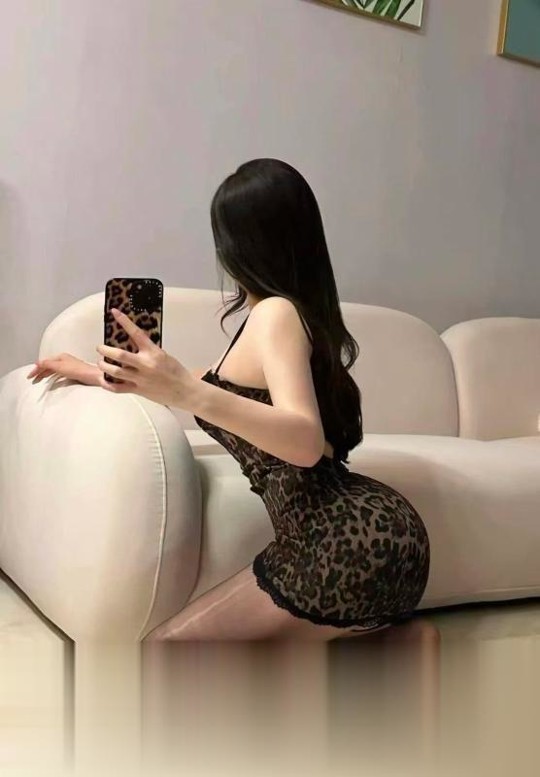 高挑长腿白皙少妇